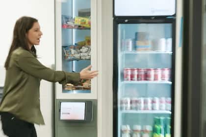 KI betreibt Snackautomat – und geht pleite <p>Auf der Redaktion des «WSJ»: Joanna Stern präsentiert den KI-Snackautomat «Claudius».</p>