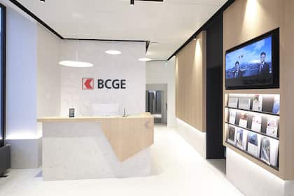 Am Bankschalter stirbt das Bargeld aus Das Innere einer Filiale der Genfer Kantonalbank (BCGE).