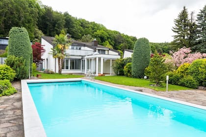 Immobilienverkauf im Alter: Diese Punkte sind zu beachten Ein Einfamilienhaus mit Swimmingpool in Oetwil an der Limmat.