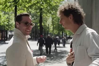 ETF-«Finance Bro» geht nach Interview viral - doch was ist ein Exchange-Traded Fund? Und wie macht man damit ein Vermögen? Bankangesteller Roman mit SRF-Reporter Donat Hofer in der Sendung «Donat auf Achse».