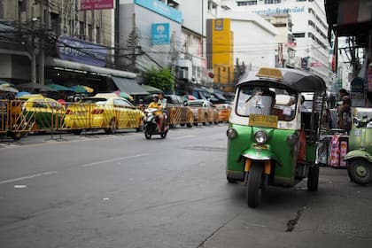 Thailand prüft neue Pflichtversicherung für Touristen Tuk-Tuk-Taxi im Chinatown von Bangkok.