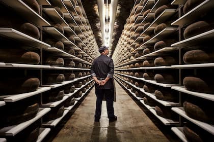 Neuer Fokus statt nur Volumenwachstum: Vontobel passt Ratings und Kursziele für Schweizer Konsumgüteraktien an In der KALTBACH Höhle entstehen Käsespezialitäten durch Handwerk.
