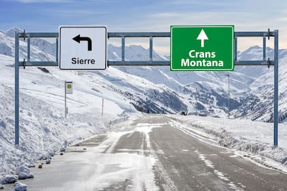 Plus 74 Prozent: Amis stürmen in Crans-Montana die Pisten – Hoteliers jubeln Strassenschilder vor Crans Montana und Sierre, Schweiz (2019).