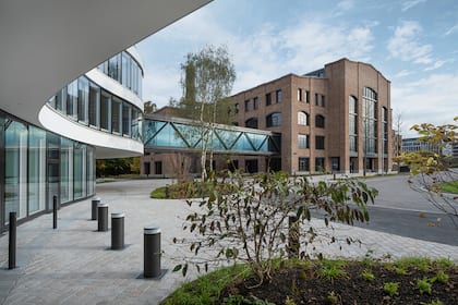 Kaufempfehlung für einen der SMI-Verlierer von 2025 Campus von Partners Group in Baar ZG.