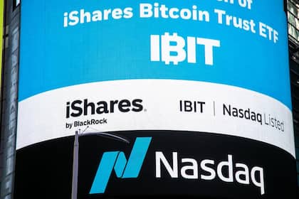 Devisen und Krypto 2026: Anhaltende Dollar-Schwäche und Bereinigung bei Cyberwährungen Eine Werbedisplay des «iShares Bitcoin Trust ETF» am Times Square in New York, USA (2024). de der New Yorker Börse.-Banner an der Aussenfassade der New Yorker Börse.