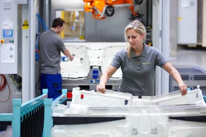 UBS setzt Aktie von Automobilzulieferer erneut unter Druck Teppichproduktion für den Innenraum von Autos bei Autoneum.