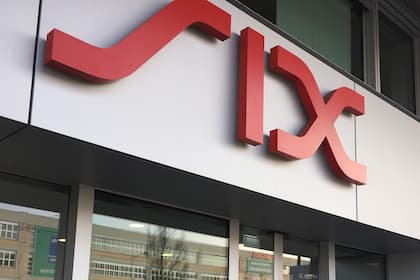 Börsen-Ticker: SMI schliesst im Plus - Alcon Tagessieger - Swatch legt zu - Logitech einziger Bluechip mit Verlusten Schriftzug am Eingang der Schweizer Börse SIX in Zürich.