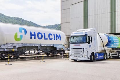 Börsen-Ticker: Schweizer Aktienmarkt schliesst mit Gewinnen - Bausektor-Aktien als Tagesfavoriten - Holcim als Tagesgewinnerin am SMI - Swisscom hält rote Laterne - Ölpreis zieht erneut an Lastwagen und Kesselwagen von Holcim.