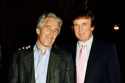 ‘Davos-Concierge’ Epstein nutzte WEF als Kontaktmakel-Bühne Jeffrey Epstein posiert für ein Foto mit Donald Trump.