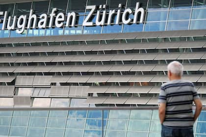 Investoren setzen trotz Reiseflaute auf Kapselhotel am Flughafen Zürich Besucher auf der Aussichtsterrasse des Zürcher Flughafens.