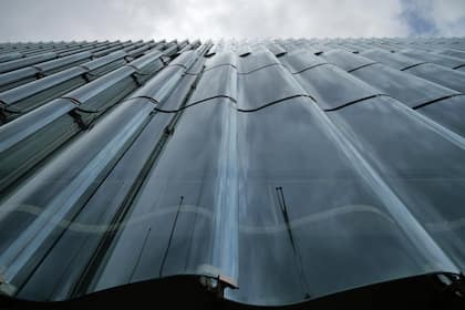 SMI-Dividendenperle am Dienstag im Investoren-Fokus Fassade des Swiss-Re-Gebäudes mit Glas-Wellenstruktur.