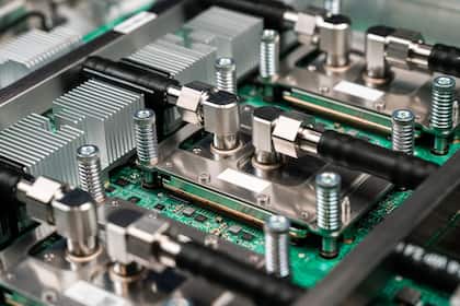 Warum Warren Buffett bei Alphabet eingestiegen sein könnte Eine Platine mit dem KI-Chip Ironwood von Google (2025).