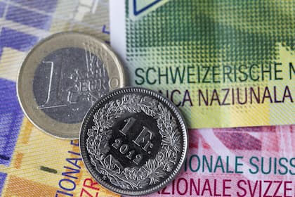 Nach EZB-Zinsentscheid: Schweizer Franken fällt auf 17-Monate-Tief zum Euro Euro- und Frankenmünze auf Schweizer Banknoten - Reisen in die Eurozone bleiben für Schweizerinnen und Schweizer 2026 erschwinglich. In Ländern wie Frankreich oder Norwegen sind Ferien sogar günstiger geworden