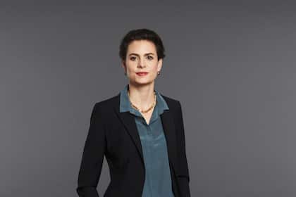 «Geld ist wesentlich für die eigene Unabhängigkeit» <p>Seit 2022 ist Nora Teuwsen Chefin von ABB Schweiz. Die Juristin war davor Partnerin in der Zürcher Kanzlei Bär & Karrer und Chefjuristin der SBB.</p>