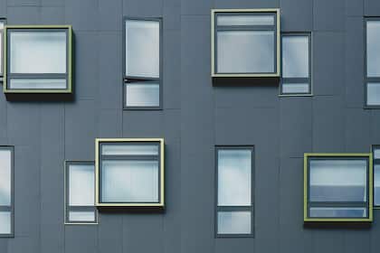 Luxus-Mietwohnungen in der Schweiz werden zu Ladenhütern Fassade eines neuen Gebäudes mit Wohnungen.