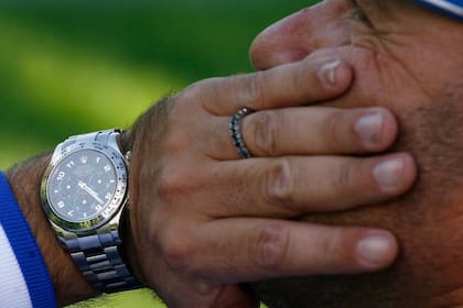 Sieben Expertentipps, wie man eine gefälschte Rolex erkennen kann Eine Luxusuhr von Rolex am Handgelenk.