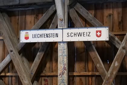 Bund warnt vor riskantem Zoll-Buebetrickli Landesgrenze in der Mitte der alten Holzbrücke zwischen Vaduz FL und Sevelen SG.