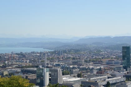 Wer zu viel verdient, soll rausfliegen: Bei jeder fünften Zürcher Stadtwohnung sind Mieter zu reich Blick auf die Stadt Zürich mit dem Zürichsee.