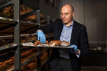 Die Schweizer sind sparsamer geworden <p>Jérôme Meyer, Chef von Aldi Suisse, hat nicht nur den Preis fürs Brot gesenkt. Auch die Laugengipfel kosten nun weniger. Konkurrenten wie Migros und Lidl sind nachgezogen.</p>