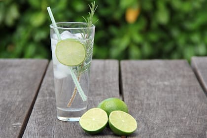 Gesunkener Alkoholkonsum: Weshalb ein Schweizer Unternehmen mit hoher Rendite einige Chancen für Anleger bietet Gin Tonics werden traditionell in hohen Gläsern, so genannten «Highballs», serviert.