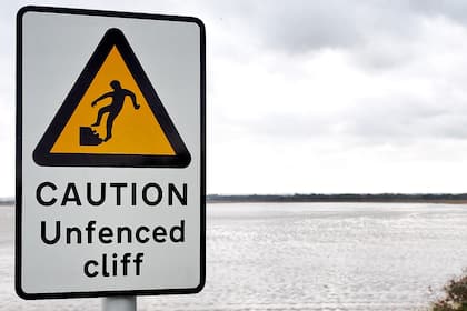 Stimmung bei Schweizer Aktien noch aufgeheizter als in New York? Warnschild wegen einer gefährlichen Klippe.