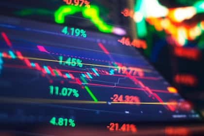 Bei diesen Schweizer Aktien geht am Optionsmarkt die Post ab Ein Bildschirm mit Börsenkursen.