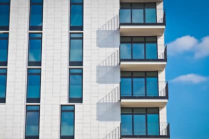 Hier tut sich ein lukratives Immobiliensegment für langfristig orientierte Investoren auf Modernes Wohnhaus, gerade erst bezugsfertig.