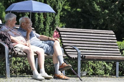 Woher das Geld für die AHV künftig kommen soll Ein älteres Paar sitzt auf einer Bank im Park.