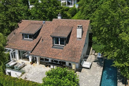 Diese 10-Millionen-Villa an der Zürcher Goldküste kommt auf den Markt <p>Diese 8,5-Zimmer-Villa in Erlenbach ZH wird für 9,8 Millionen Franken verkauft.</p>