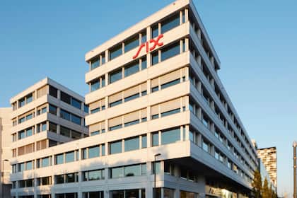 Börsen-Ticker: SMI geht tiefer aus dem Handel - Schwergewichte belasten - Holcim und ABB gefragt - Roche und Novartis belasten - Perrot Duval im Höhenrausch Der Hauptsitz der Schweizer Börse SIX an der Pfingstweidstrasse in Zürich (2023).