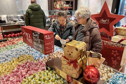 Was die anhaltende Kakao-Krise für Lindt & Co. bedeutet <p>Feine Schokolade wird immer mehr zum Luxusgut. Kundinnen in einem Shop von Lindt & Sprüngli in Kanada.</p>