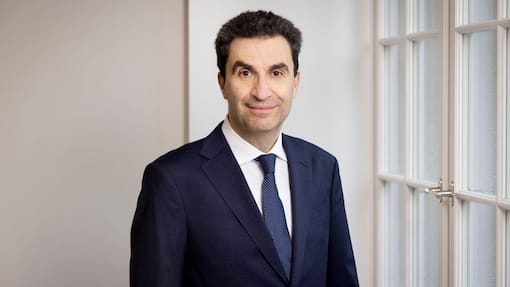 Anastassios Frangulidis: «Der relativ schwache Franken ist an den Schweizer Aktienmärkten noch nicht vollständig eingepreist» Anastassios Frangulidis (55) ist seit sieben Jahren Leiter Multi Asset und Chefstratege bei Pictet AM in Zürich. Zuvor war der gebürtige Grieche Chefökonom bei der Zürcher Kantonalbank.