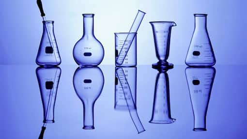 Biotech: Fünf spekulative Wetten für Anleger mit eisernen Nerven Glaswaren für die Arbeiten in einem Forschungslabor.