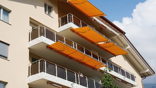 Kaufen oder mieten? Wo man sich in der Schweiz überhaupt noch eine Wohnung leisten kann Wohnblock in der Schweiz.