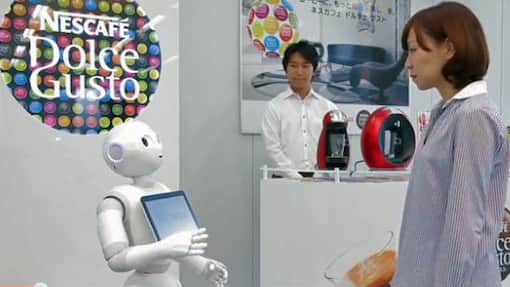 Auffällige Schweizer Aktien im Monat Juli - und ob sie für Anleger empfehlenswert sind In einem Nespresso-Shop verkauft ein Roboter Kaffee.