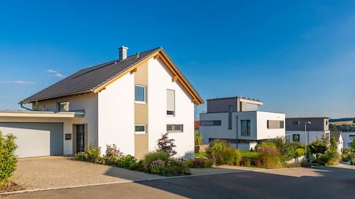 Saron oder Festhypothek? So vermeidet man teure Zinsfehler Modernes Einfamilienhaus in einem Vorort in Stuttgart, Baden-Württemberg.