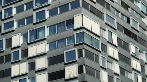 Eigenheim doppelt zahlen: Das grösste finanzielle Risiko beim Immobilienkauf Ein Wohnhochhaus in der Stadt Zürich.