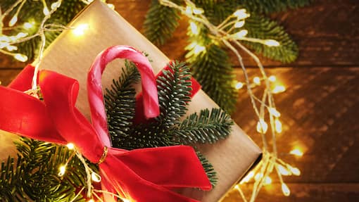 Goldvreneli, ETF-Sparplan und anderes: Alternativen zu Bargeld als Weihnachtsgeschenk Weihnachtsgeschenk unter dem Christbaum.