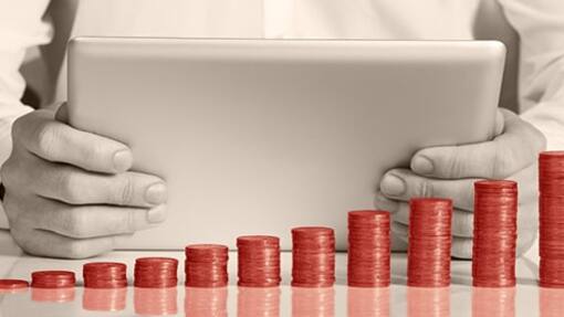 Der beste Schweizer ETF ist ein Dividendenfonds Business Hand Tablet Münzen gestapelt Sparplan