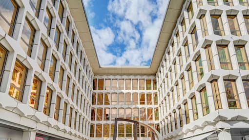 Tech, Industrie oder Banken? Welche Aktien von steigenden Zinsen profitieren Ein Blick in den Innenhof des Hauptsitzes der Luzerner Kantonalbank in Luzern.