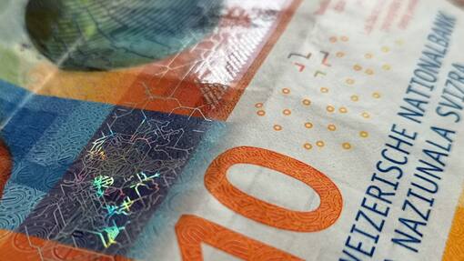 Nach Credit-Suisse-Debakel: Wird der Schweizer Franken nun zum unsicheren Hafen? Eine 10er-Note.