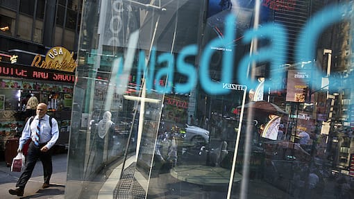 Spreu trennt sich vom Weizen: Weshalb viele US-Tech-Aktien einen Mini-Crash erleiden Blick auf ein Schriftzug der Nasdaq in New York.