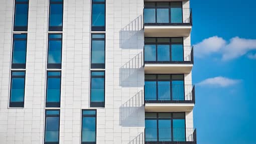 Steigende Zinsen bei Festhypotheken: Was müssen Schuldner nun unternehmen? Modernes Wohnhaus, gerade erst bezugsfertig.