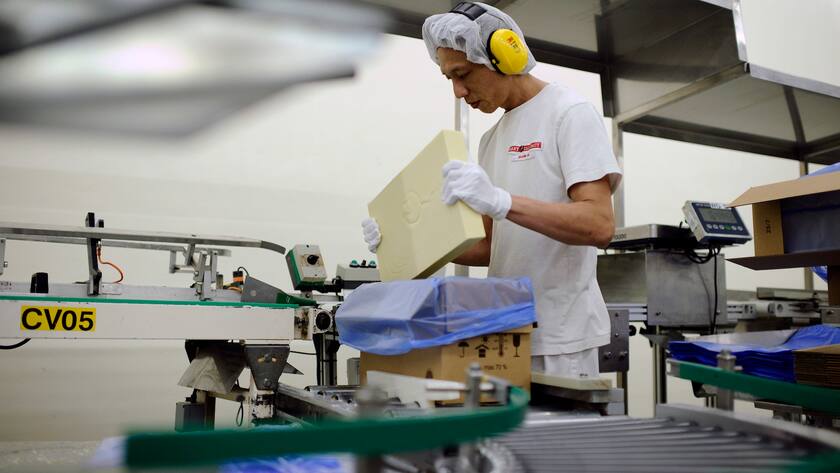 Ein Produktionsmitarbeiter von Barry Callebaut.