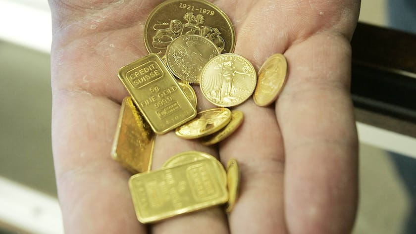Auswahl an Goldmünzen und -barren, deren Gewicht von einer Zehntel- bis zu einer halben Unze reicht.