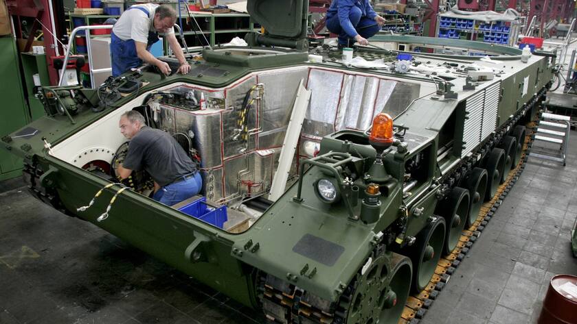 Einblick in die Produktion eines Rheinmetall-Panzers im deutschen Kassel.