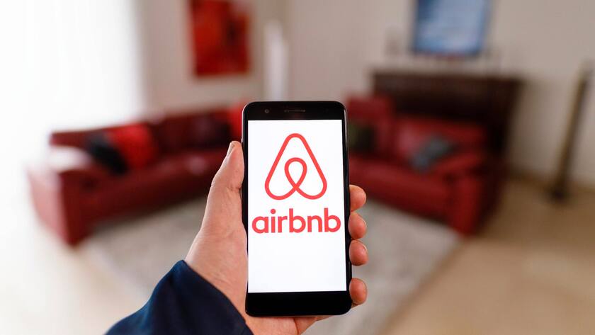Das Logo des Wohnraumvermittlers Airbnb auf einem Mobiltelefon.