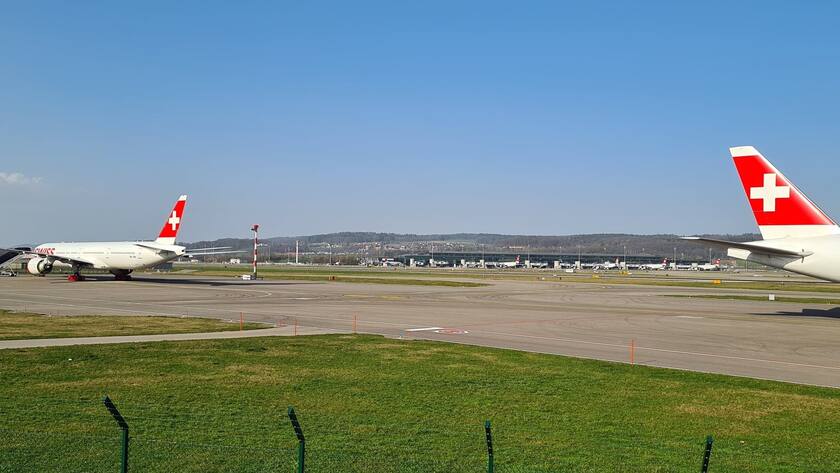 Abgestellte Langstreckenjets der Swiss am Flughafen Zürich im März 2020.