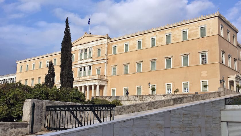 Das Parlament Griechenlands residiert im alten königlichen Schloss am Athener Syntagma-Platz.