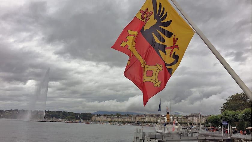 Blick auf den Jet dʼeau in der Stadt Genf.